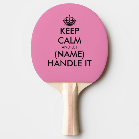Funny houdt kalm en pakt het roze tafeltennis aan tafeltennisbatje (Voorkant)