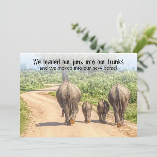 Funny Housewarming Open House Elephants Moved Kaart (Staand voorkant)