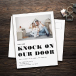 Funny Humor New Address Simple Photo Moving Aankondigingskaart<br><div class="desc">Kom op en klop op onze deur! De grappige typografie baseerde ontwerp voor een bewegend aankondigings briefkaart met uw douane horizontale foto en tekst. Minimale en moderne,  zwarte en witte,  gemakkelijk aanpasbare adreswijziging maakt het snel en stijlvol om het nieuws van uw nieuwe adres te delen!</div>