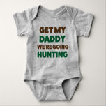 Funny Hunting Jersey Bodysuit, Baby en papa Romper<br><div class="desc">"KRIJG MIJN DADDY, WE GAAN HUNTING" Deze grappige jachttrut-baby-truitenpak is een geweldig cadeau voor elke miniatuur buitenwijk die zal zijn: eenden jagen, herten jagen, ganzenjacht of kalkoenjacht!! Dit shirt wordt gemaakt door White Buffalo Outdoor. De witte Buffalo-missie in de buitenlucht is het bevorderen van de buitenweg van het leven met...</div>