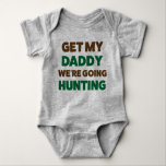 Funny Hunting Jersey Bodysuit, Baby en papa Romper<br><div class="desc">"KRIJG MIJN DADDY, WE GAAN HUNTING" Deze grappige jachttrut-baby-truitenpak is een geweldig cadeau voor elke miniatuur buitenwijk die zal zijn: eenden jagen, herten jagen, ganzenjacht of kalkoenjacht!! Dit shirt wordt gemaakt door White Buffalo Outdoor. De witte Buffalo-missie in de buitenlucht is het bevorderen van de buitenweg van het leven met...</div>