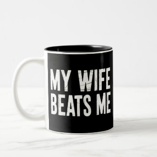 Funny Husband Birthday Sarcastic My Wife Beats Me  Tweekleurige Koffiemok