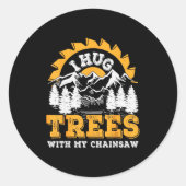 Funny I Hug Trees Chainsaw Logger Mountain Design Ronde Sticker (Voorkant)