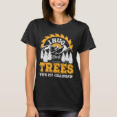 Funny I Hug Trees Chainsaw Logger Mountain Design  T-shirt (Voorkant)
