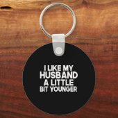 Funny I Like My Husband A Little Bit Younger Humor Sleutelhanger (Voorkant)