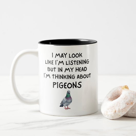 Funny I'm Thinking About Pigeons Tweekleurige Koffiemok (Met donut)