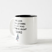 Funny I'm Thinking About Pigeons Tweekleurige Koffiemok (Voorkant links)