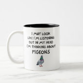 Funny I'm Thinking About Pigeons Tweekleurige Koffiemok (Links)