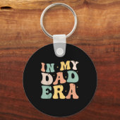 Funny In My Daddy Era Lover Groovy Retro Daddy Fat Sleutelhanger (Voorkant)