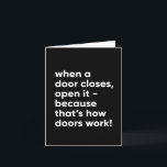 Funny Inspirerend Quote in Black and White Kaart<br><div class="desc">Als een deur dicht is,  open hem - want zo werken deuren!</div>