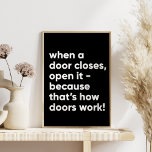 Funny Inspirerend Quote in Black and White Poster<br><div class="desc">Als een deur dicht is,  open hem - want zo werken deuren!</div>