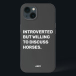 Funny Introverted, maar bereid om over paarden te  Case-Mate iPhone Case<br><div class="desc">Grappig donkergrijs ingehaald, maar bereid om te discussiëren over de telefoonzaak van paarden voor equestriërs. Dit grappige paardenshirt is ook een geweldig cadeau voor elke paardenliefhebber. Gebruik het ontwerphulpmiddel om de kleur van de tekst te veranderen als u houdt van en het hoesje voor uw telefoonmodel van het menu plukt....</div>