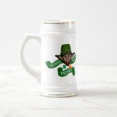 Funny Irish leprechaun and whiskey Bierpul (Links)