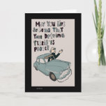 Funny jarig rijden feestdagen kaart<br><div class="desc">Een oude man in een oude autoillustratie met een grappige verjaardagswens: "mag je zo lang leven dat je rijden mensen doodmaakt". Cartoon oud man dat een auto bestuurt.</div>