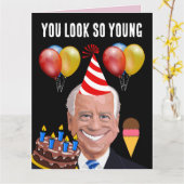 FUNNY JOE BIDEN, je ziet er zo jong uit op BIRTHDA Kaart (Gele Bloem)
