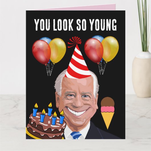 FUNNY JOE BIDEN, je ziet er zo jong uit op BIRTHDA Kaart (Voorkant)