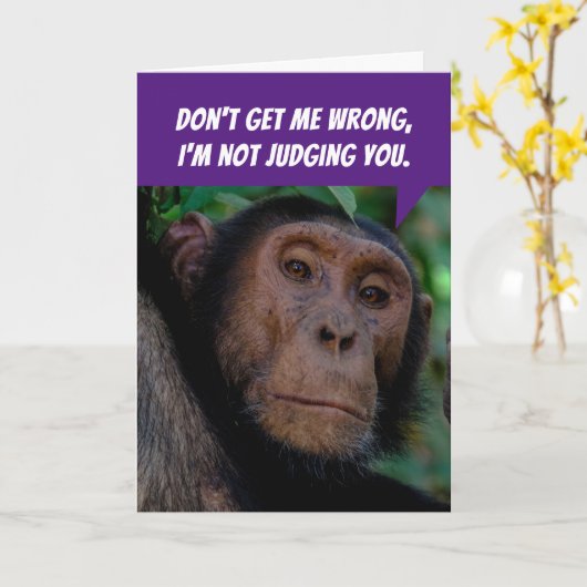 Funny Judgmental Monkey — Assist you Birthday Kaart (Gele Bloem)