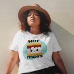 Funny Kawaii Smores Hot Mess T-shirt<br><div class="desc">Grappig Kawaii Smores Hot Mess T Shirt - Je zult zeker een tevreden camper zijn met dit geweldige S'mores hot mess shirt. Met de heerlijke, kleverige, zoete traktatie van het kampvuur met een knuffelig kawaii-gezicht. Het verbranden van calorieën bij het kampvuur smaakte nog nooit zo goed. Je hoeft niet ‘dramatisch’...</div>