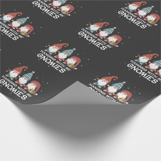 Funny Kerstgnomies Santa Claus Gnome Garden Cadeaupapier (Hoek)