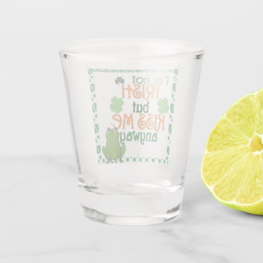 Funny Kiss Ik ben geen Ierse St Patricks Day Shot Glas (Achterkant)