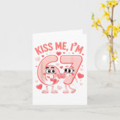 Funny Kiss Me I'm 67 Cute Valentine's Day Couples  Kaart (Gele Bloem)