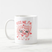 Funny Kiss Me I'm 67 Cute Valentine's Day Couples Koffiemok (Links)