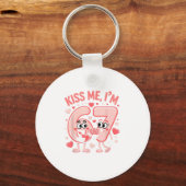 Funny Kiss Me I'm 67 Cute Valentine's Day Couples  Sleutelhanger (Voorkant)