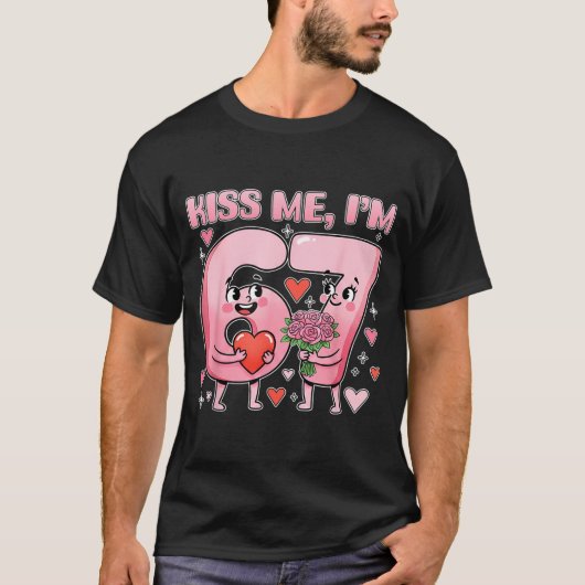 Funny Kiss Me I'm 67 Cute Valentine's Day Couples  T-shirt (Voorkant)