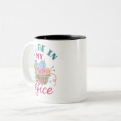 Funny Knitting Crocheting Ik ben in mijn Kantoor Tweekleurige Koffiemok (Voorkant links)