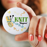 Funny Knitting Gezegde Knit Happens w. bolletje ga Ronde Button 5,7 Cm<br><div class="desc">Dit eigenzinnige kleine ontwerp draagt de tijdloze uitdrukking "Knit Happens". De zin is geschreven in groene en zwarte gemengde typografie. Het ontwerp is voorzien van een bolletje gevarieerd garen in blauwgroen blauw, vanille, mosterd en specerijen samen met breinaalden en wat wiggly garenstaarten. Blader door onze winkel voor bijpassende en coördinerende...</div>