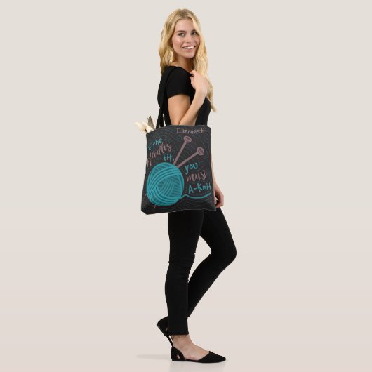 Funny Knitting Needles Yarn | Naam Knitters toevoe Tote Bag (Op model)