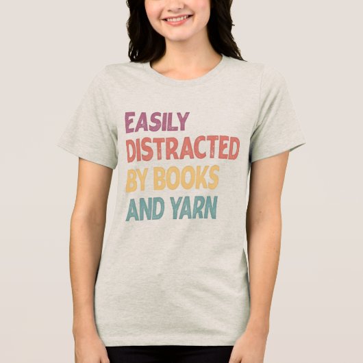 Funny Knitting Shirt – Easily Distracted by Knitti (Voorkant)