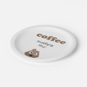 Funny koffie maakt me emoji-zin papieren bordje (Gekanteld)