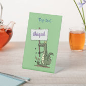 Funny krokodillenuitlijker met gebarentaal cartoon reclamebord met voetstuk (Insitu)