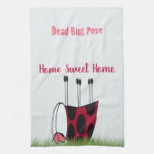 Funny Ladybug Dead Bug Yoga Pose Theedoek (Verticaal)