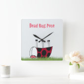Funny Ladybug Dead Bug Yoga Pose Vierkante Klok (Huis)