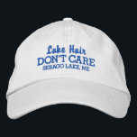 Funny Lake Hair houdt niet van aangepaste naam mee Geborduurde Pet<br><div class="desc">Een grappige honkbalhoed die "Lake Hair maakt niet uit" staat. Voeg de naam van uw favoriete meer- of meerstad (of verwijder) toe. Verander gemakkelijk de tekst en de kleur van het pet. Geweldig voor zonnige dagen in de cabine of op het water.</div>