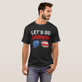 Funny Laten we Darwin Retro Verenigde Staten vlagg T-shirt (Voorkant volledig)