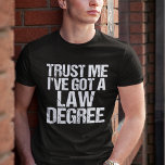 Funny Law School Afstuderen Lawyer Humor Quote T-shirt<br><div class="desc">Geloof me,  ik heb een rechtendiploma. Een grappig geschenk voor een rechtenstudent die net afstudeerde en geslaagd was voor het barexamen. Een kleine advocaat humor.</div>