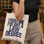 Funny Law School Afstuderen Lawyer Humor Quote Tote Bag<br><div class="desc">Geloof me,  ik heb een rechtendiploma. Een grappig geschenk voor een rechtenstudent die net afstudeerde en geslaagd was voor het barexamen. Een kleine advocaat humor.</div>