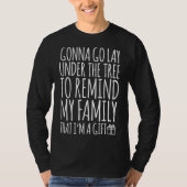 Funny Lay Under Christmas Tree Remind Family I'm A T-shirt (Voorkant)