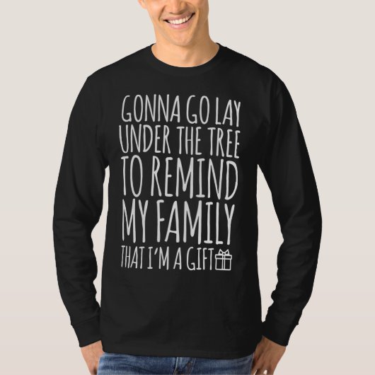 Funny Lay Under Christmas Tree Remind Family I'm A T-shirt (Voorkant)