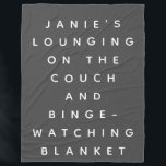 Funny Lazy Days Binge Grijze Aangepaste Naam bekij Fleece Deken<br><div class="desc">Een speciale zwarte en witte deken voor degenen die op de bank rondhangen en die nachten naar de tv kijken. Grappig cadeau voor vrienden en familie. Pas het aan met de naam van uw keuze.</div>