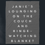 Funny Lazy Days Binge Grijze Aangepaste Naam bekij Fleece Deken<br><div class="desc">Een speciale zwarte en witte deken voor degenen die op de bank rondhangen en die nachten naar de tv kijken. Grappig cadeau voor vrienden en familie. Pas het aan met de naam van uw keuze.</div>