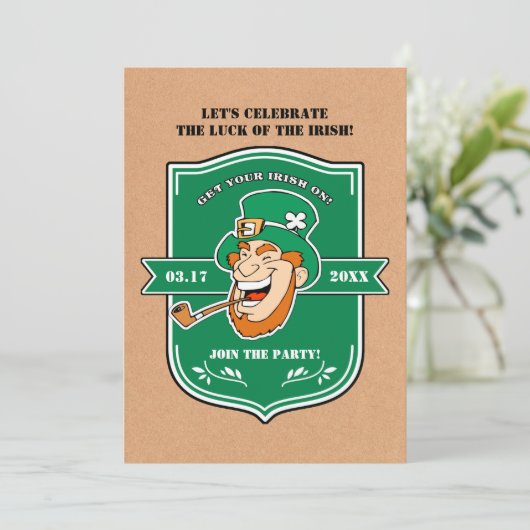 Funny Leprechaun Badge St. Patrick's Day Party Kaart (Staand voorkant)