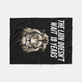 Funny Lion Meme The Lion Doesn't Wait 18 Years Gen Fleece Deken (Voorkant (Horizontaal))