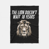 Funny Lion Meme The Lion Doesn't Wait 18 Years Gen Fleece Deken (Voorkant)
