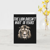 Funny Lion Meme The Lion Doesn't Wait 18 Years Gen Kaart (Gele Bloem)