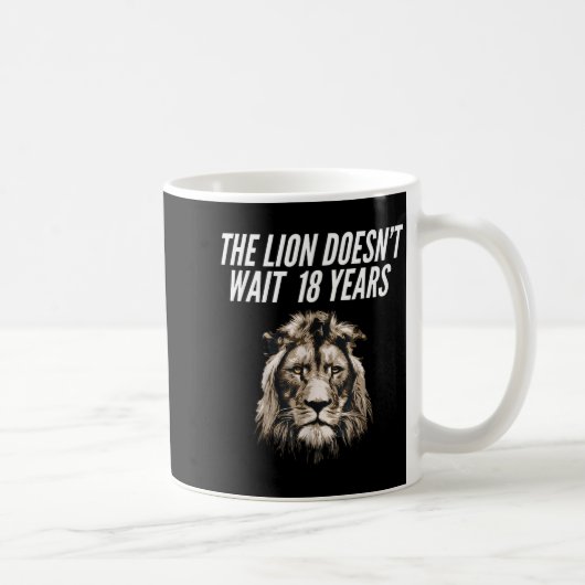 Funny Lion Meme The Lion Doesn't Wait 18 Years Gen Koffiemok (Rechts)