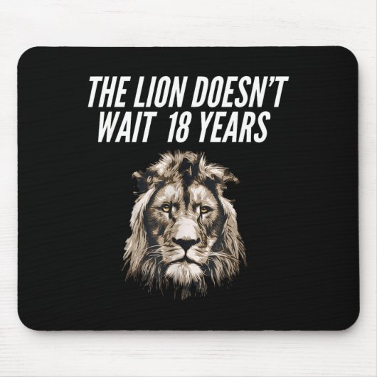 Funny Lion Meme The Lion Doesn't Wait 18 Years Gen Muismat (Voorkant)